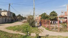 La vivienda se encuentra lindera a las vías del Ferrocarril Buenos Aires. La vivienda se encuentra lindera a las vías del Ferrocarril Buenos Aires.
