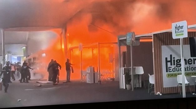 Las autoridades ordenaron que se evacuara todo el predio.