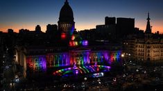 El Congreso se cubrió con la bandera arcoiris en el marco del Día Internacional del Orgullo LGBTIQ+.