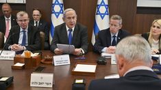 Benjamin Netanyahu y su Gabinete le ponen suspenso al alto al fuego en Gaza. Benjamin Netanyahu y su Gabinete le ponen suspenso al alto al fuego en Gaza.