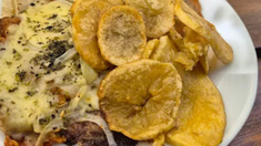 Sus mesas reciben diariamente a oficinistas, residentes de la zona y visitantes que buscan disfrutar de una comida contundente y con buen sabor Sus mesas reciben diariamente a oficinistas, residentes de la zona y visitantes que buscan disfrutar de una comida contundente y con buen sabor