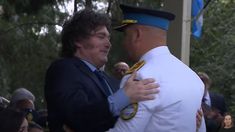 Milei le entregó una placa al subcomisario Guillermo Agustín Armentano.&nbsp;&nbsp;