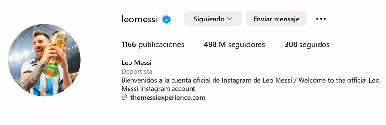 La nueva foto junto a la Copa del Mundo que eligió Messi para su perfil de Instagram. 