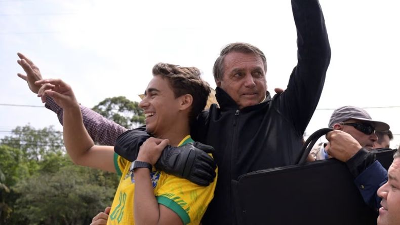Nikolas Ferreira junto con el expresidente Jair Bolsonaro.