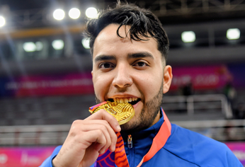 El esgrimista ganó la medalla de oro en florete.