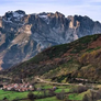 Hay un pueblo entre las montañas que ofrece vivienda a quienes quieran emigrar. Hay un pueblo entre las montañas que ofrece vivienda a quienes quieran emigrar.