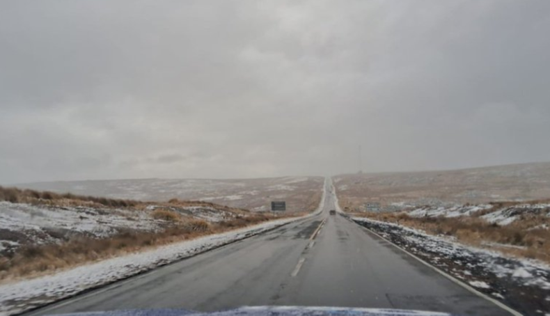 Las primeras nevadas en el camino de Las Altas Cumbres sorprendieron a los viajeros en la ruta.