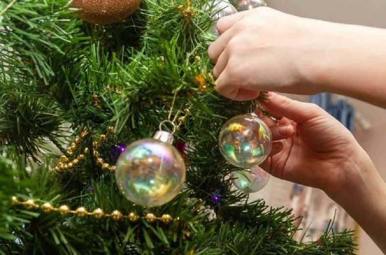 El árbol de Navidad se arma al inicio de la temporada festiva.
