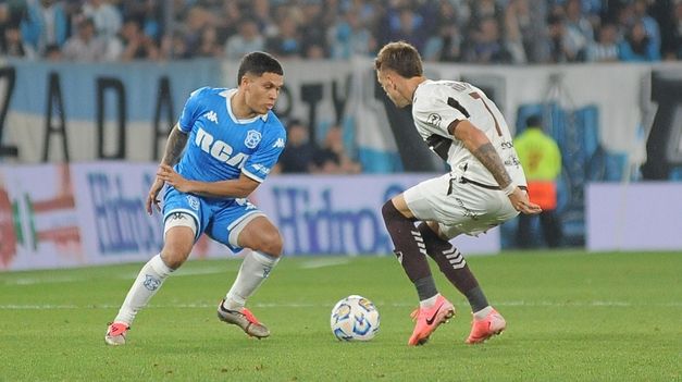 Juanfer Quintero intenta gambetear a Mainero, autor del gol de Tense.