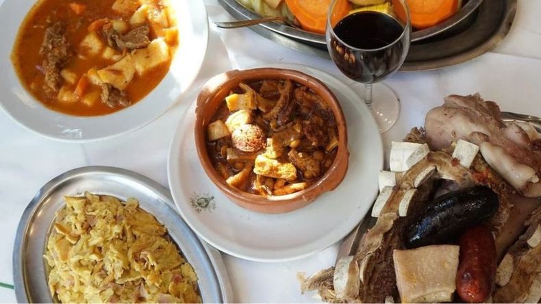 Ubicado en el corazón de la Ciudad Autonoma Buenos Aires, El Globo es un bodegón icónico que mantiene viva la esencia de la cocina porteña a lo largo de los años.