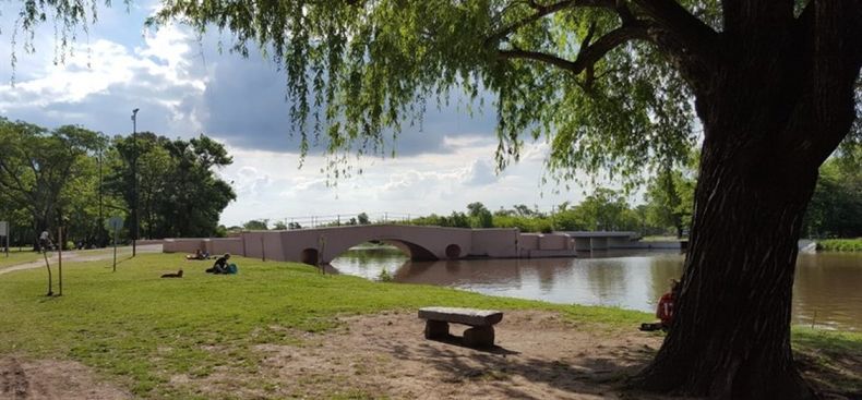 San Antonio de Areco es ideal para descansar tomando mate o caminando por la orilla del Río Areco.