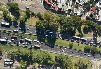 Corte total en una importante autopista de la Ciudad. Corte total en una importante autopista de la Ciudad.