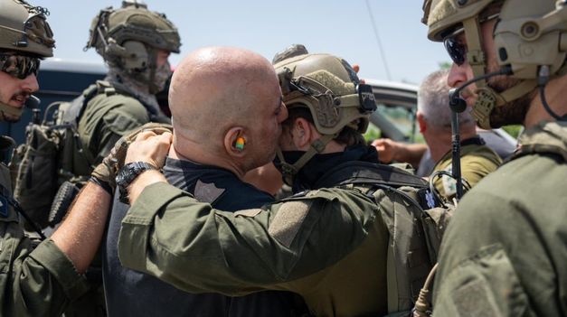 Uno de los rehenes liberados junto a soldados israelíes.