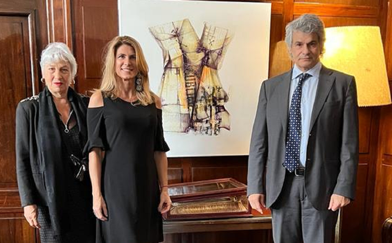 Paula Rivero con las autoridades de Facultad de Derecho