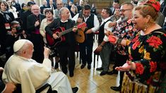 Francisco fue recibido por una banda de gitanos húngaros en su visita a una iglesia de Budapest. Francisco fue recibido por una banda de gitanos húngaros en su visita a una iglesia de Budapest.