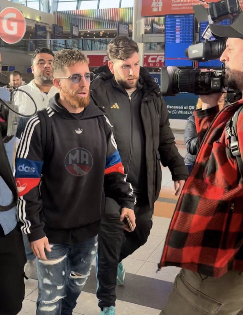 Iker Muniain fue recibido por varios hincas y firmó camisetas de San Lorenzo