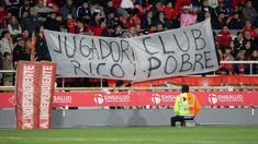 Una de las tantas banderas que se pudo observar en el Libertadores de América. Una de las tantas banderas que se pudo observar en el Libertadores de América.