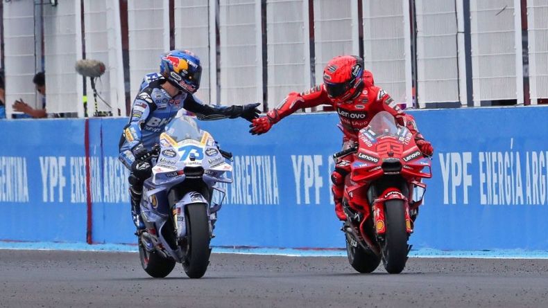 Los hermanos Márquez se saludan en el último GP de MotoGP en Termas de Río Hondo