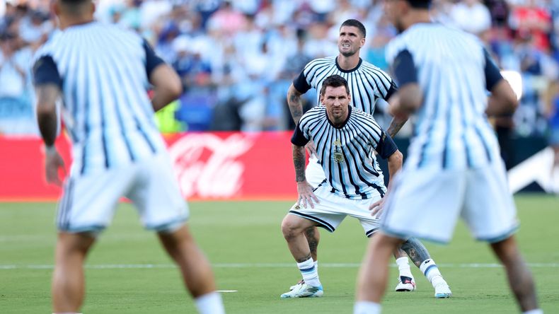 Messi y De Paul, en el calentamiento previo en Kansas City.