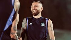 Fanático de los tatuajes, el Papu sumó nuevos dibujos de la Selección argentina. Fanático de los tatuajes, el Papu sumó nuevos dibujos de la Selección argentina.