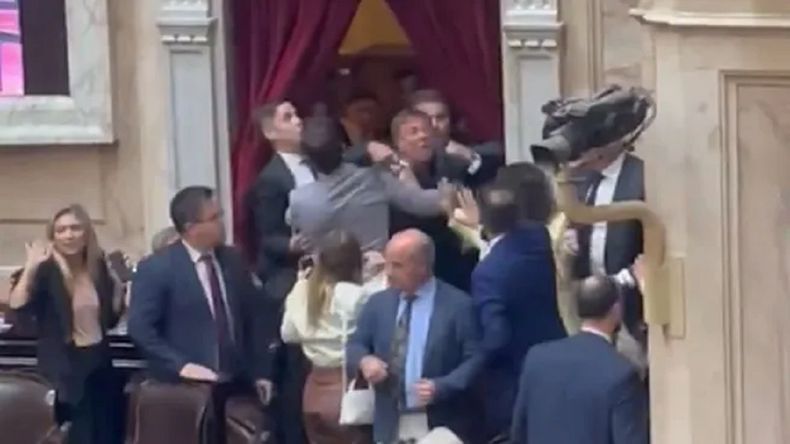 Zago y Almirón se fuero a las manos en plena sesión.&nbsp;