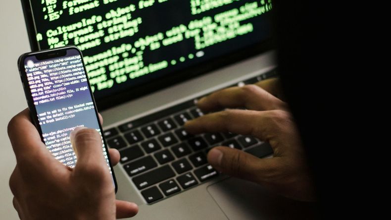 Estos dispositivos no solo almacenan información valiosa, sino que también funcionan como puerta de entrada a gran parte de la vida digital. 