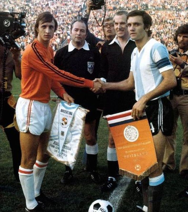 El día que Johan Cruyff venció Adidas y no usó su camiseta en Alemania