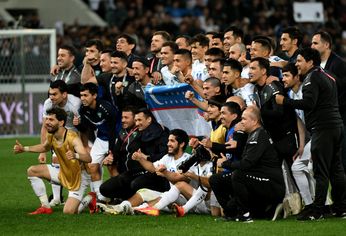El conjunto dirigido por Lionel Scaloni llega luego de liderar las eliminatorias sudamericanas y afrontará rivales de tres confederaciones diferentes .