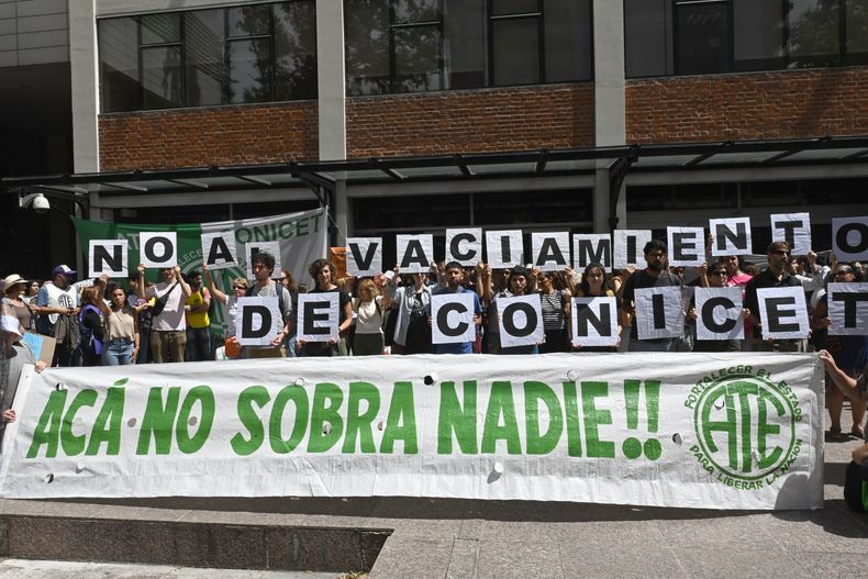Investigadores y becarios repudiaron el ajuste del Gobierno sobre el Conicet