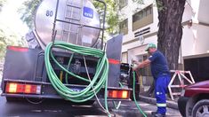 AySA desplegó camiones cisternas tras el incendio en la subestación de Edesur en Caballito. AySA desplegó camiones cisternas tras el incendio en la subestación de Edesur en Caballito.