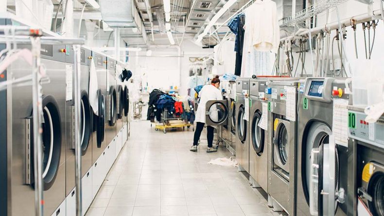 El uso de máquinas de gran capacidad también reduce el número de ciclos de lavado necesarios, lo que optimiza la utilización de recursos como electricidad y agua.