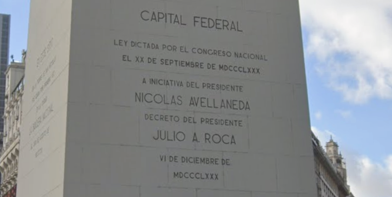 La cara oeste del Obelisco recuerda la federalización de Buenos Aires.