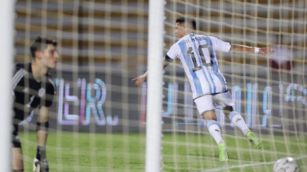 Thiago Almada festeja su primer gol ante Chile.&nbsp;