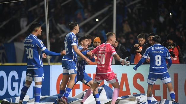 El Ruso Rodríguez festeja el 1-0 con sus compañeros.