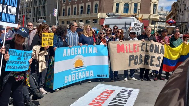 ‘¡Milei, fascista, vos sois la dictadura!’ o ‘¡Fuera fascistas de nuestros barrios¡’, gritaban en la céntrica plaza de Callao.&nbsp;