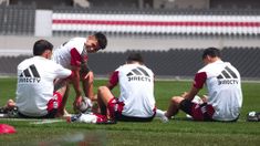 Thiago Almada y compañía en el entrenamiento matutino en el Monumental.
