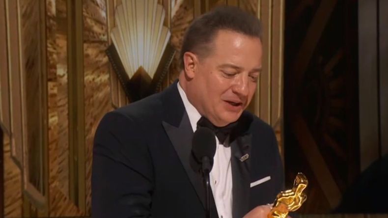 Brendan Fraser con su estatuilla Oscar como Mejor Actor.