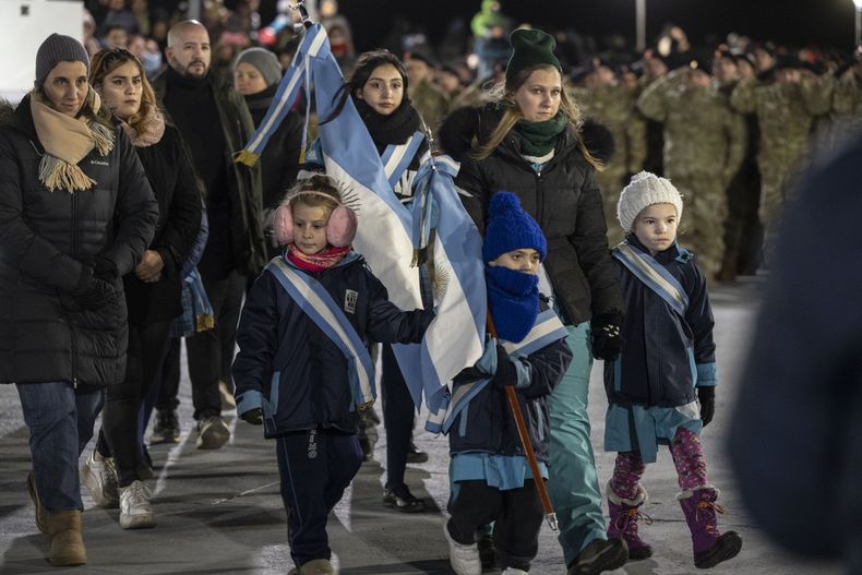 Alumnos de jardín de infantes participaron de la tradicional vigilia por Malvinas.