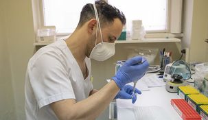 Entre los síntomas más comunes se encuentran del cáncer de vejiga están el sangrado en la orina -presente en el 90% de los casos-, dolor al orinar y dolor pélvico. Entre los síntomas más comunes se encuentran del cáncer de vejiga están el sangrado en la orina -presente en el 90% de los casos-, dolor al orinar y dolor pélvico.