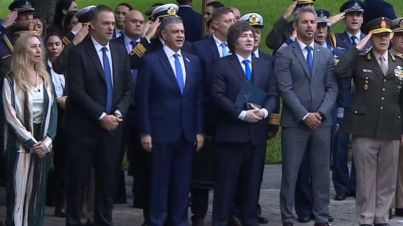 Javier Milei junto al jefe de Gobierno porteño y funcionarios nacionales en el acto por Malvinas. 