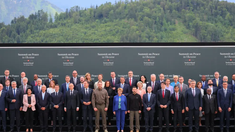 Javier Milei y Pedro Sánchez, uno en cada punta.