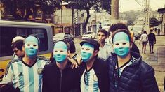 Los famosos que se camuflaron para ir al Mundial y que no los reconozcan Los famosos que se camuflaron para ir al Mundial y que no los reconozcan