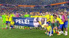 Los jugadores de Brasil con la bandera de Pelé. Los jugadores de Brasil con la bandera de Pelé.