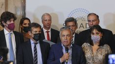 Los senadores de Juntos por el Cambio se levantaron de sus bancas y denunciaron la irregularidad.