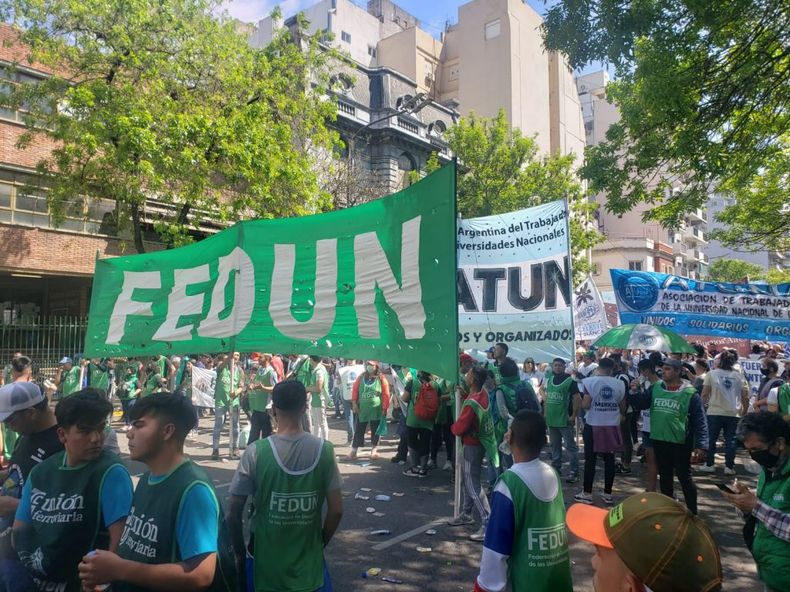 Docentes universitarios convocaron a un paro de 48 horas ante la falta de respuesta del Gobierno