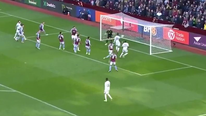 Al Dibu Martínez le convirtieron un gol de pecho en la Premier League.&nbsp;