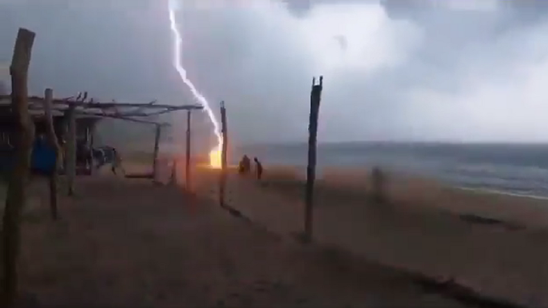 Un rayo mató a dos personas en las playas de México