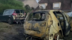 Un auto con material incendiario fue arrojado contra la casa del alcalde de LHaÿ-les-Roses, cerca de París, en medio de los disturbios en Francia. Un auto con material incendiario fue arrojado contra la casa del alcalde de LHaÿ-les-Roses, cerca de París, en medio de los disturbios en Francia.