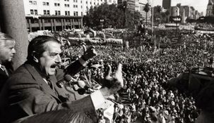 Raúl Alfonsín el 30 de octubre de 1983 en la Plaza de Mayo.