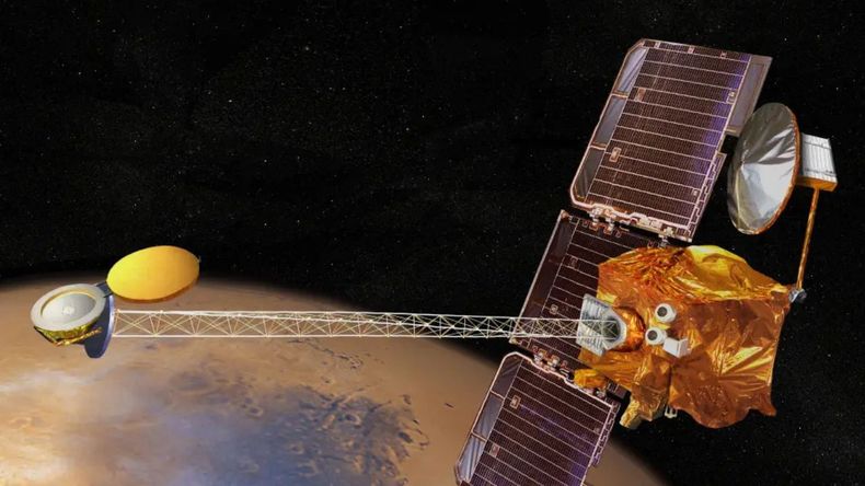 Esta innovadora orientación permitió observar con claridad no solo la silueta de Arsia Mons, sino también las nubes formadas por cristales de hielo de agua y las capas de polvo que se generan cuando el aire asciende por las laderas volcánicas.